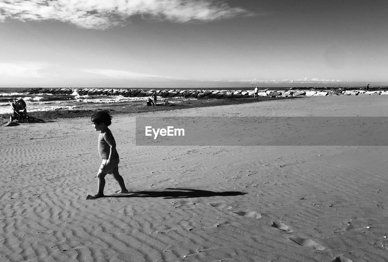 FULL LENGTH OF WOMAN WALKING ON BEACH