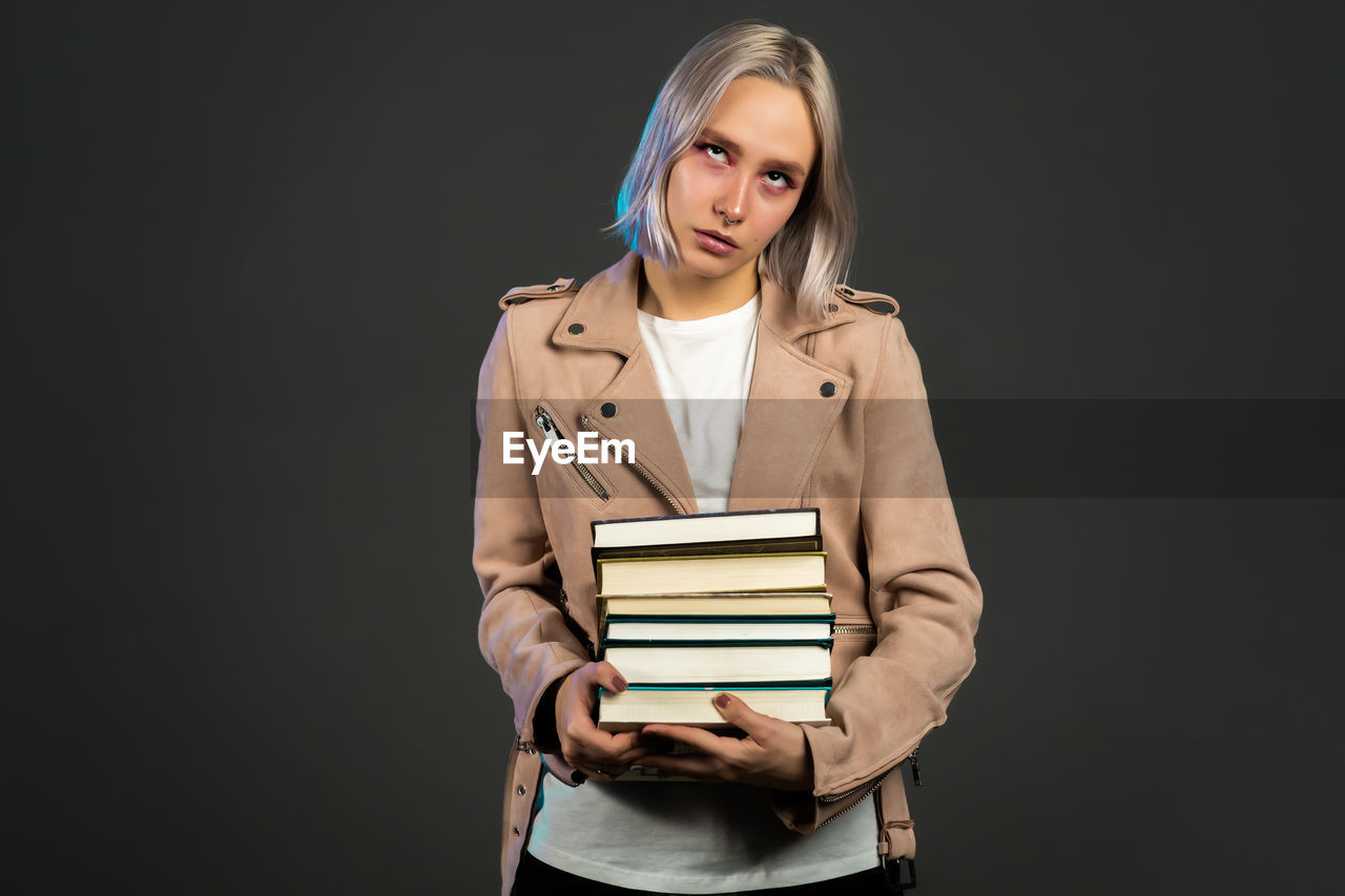 PORTRAIT OF A BEAUTIFUL YOUNG WOMAN