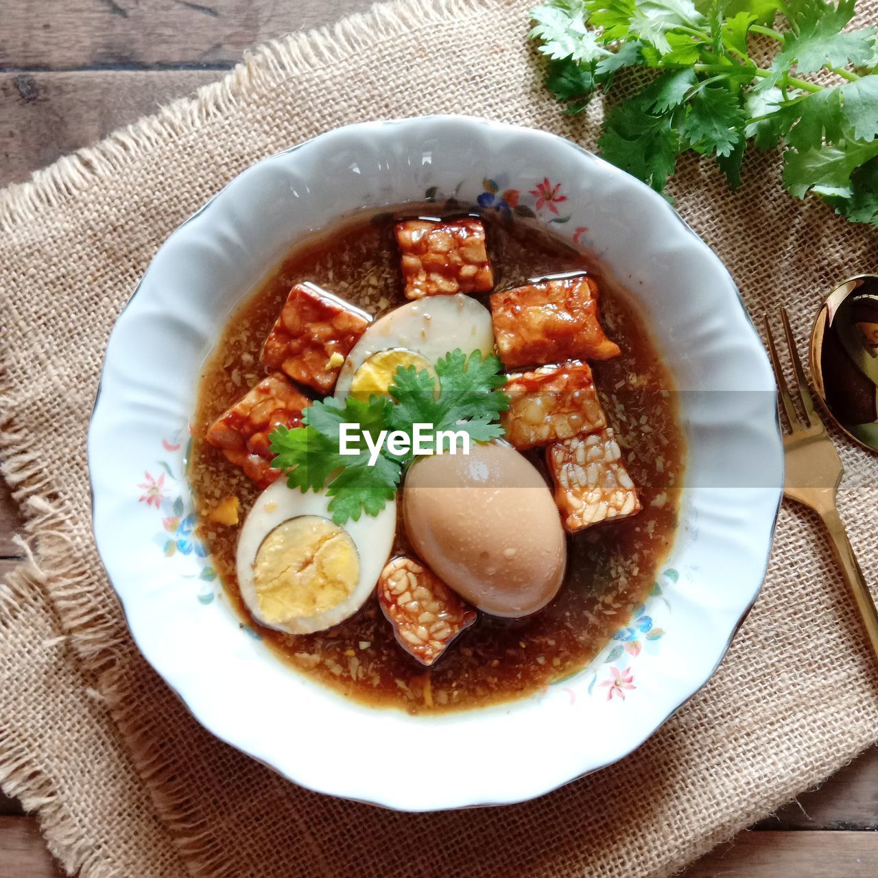 HIGH ANGLE VIEW OF FOOD SERVED ON TABLE