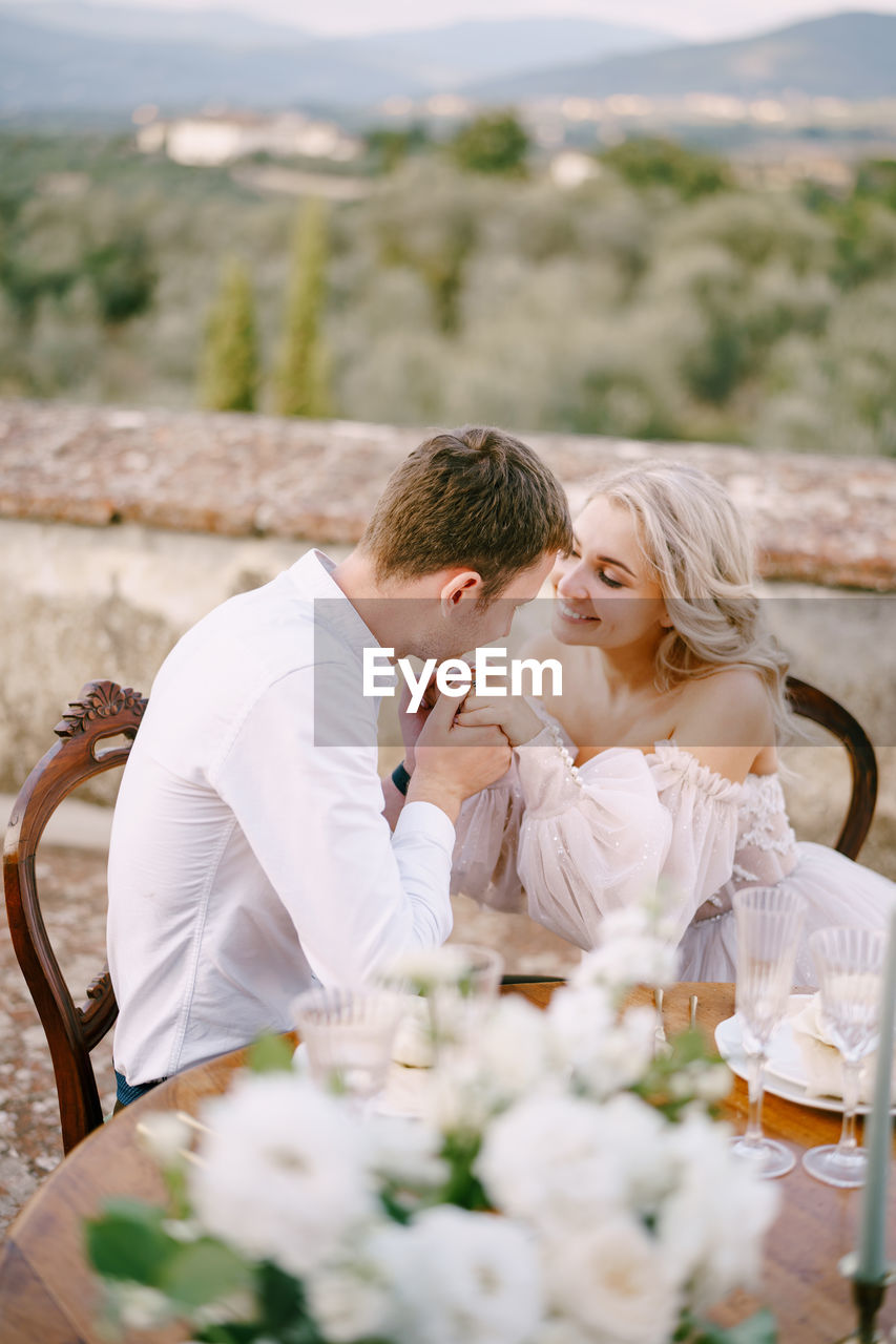 Couple kissing on flower