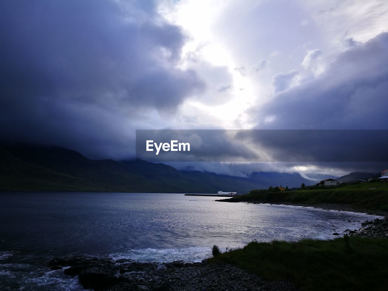 SCENIC VIEW OF SEA AND MOUNTAIN AGAINST SKY