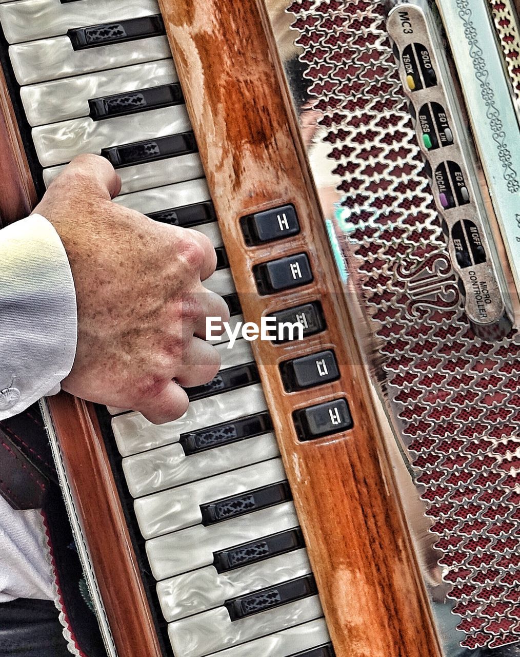 HIGH ANGLE VIEW OF MAN HAND ON STAGE