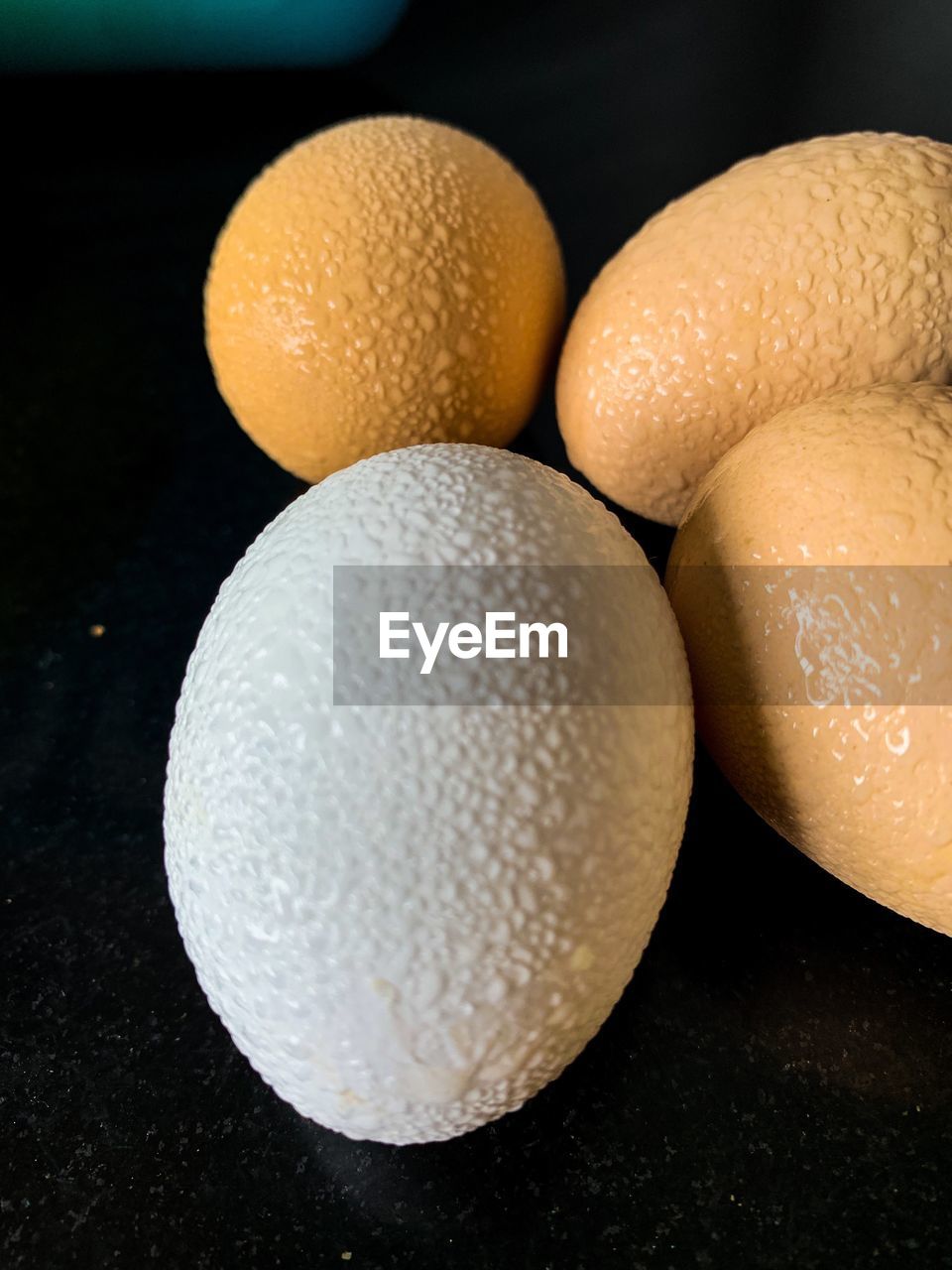 HIGH ANGLE VIEW OF ORANGE SLICES ON TABLE