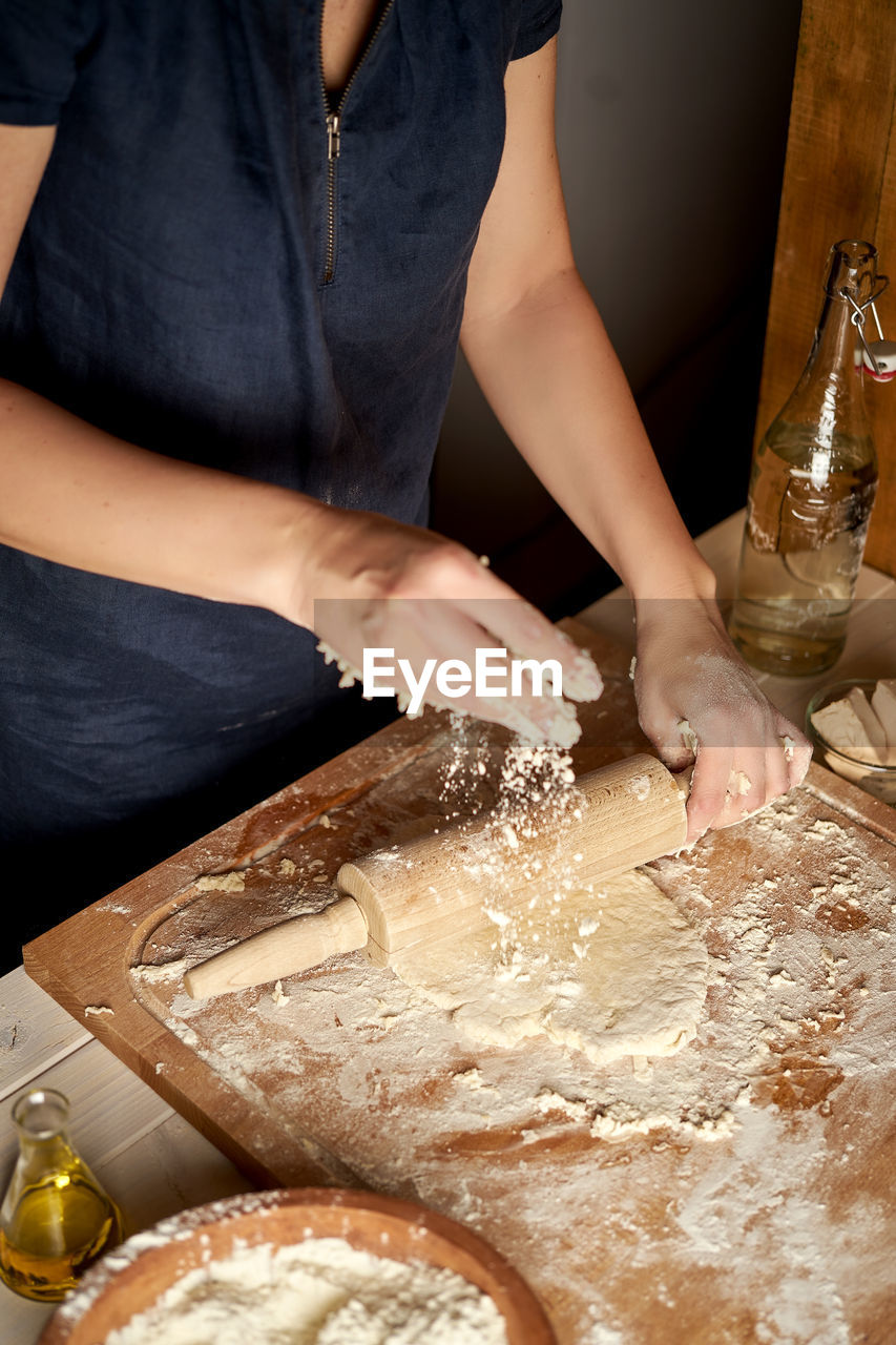 MIDSECTION OF WOMAN HAVING FOOD