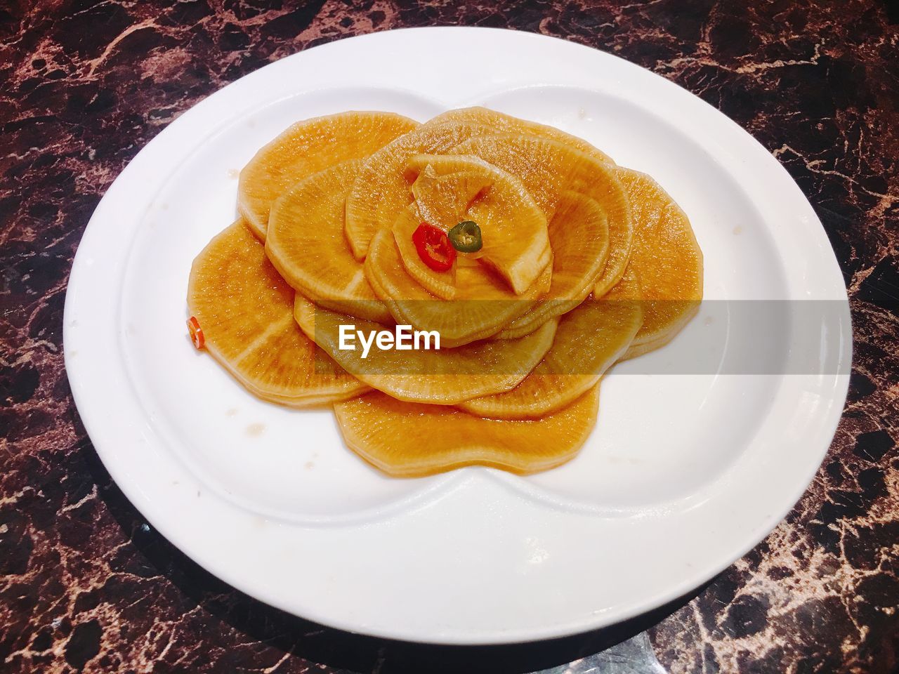 HIGH ANGLE VIEW OF CAKE SLICE IN PLATE WITH CREAM