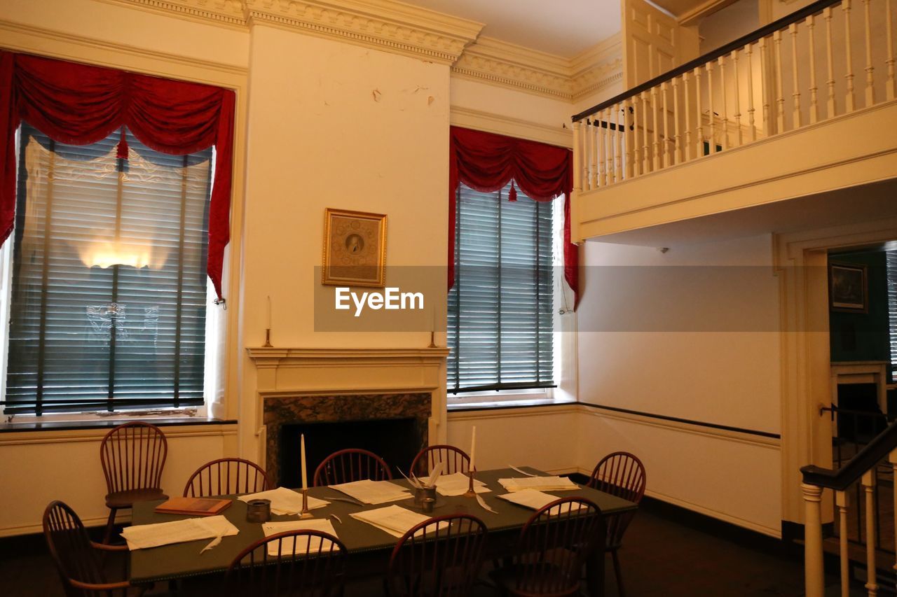 INTERIOR OF EMPTY ROOM