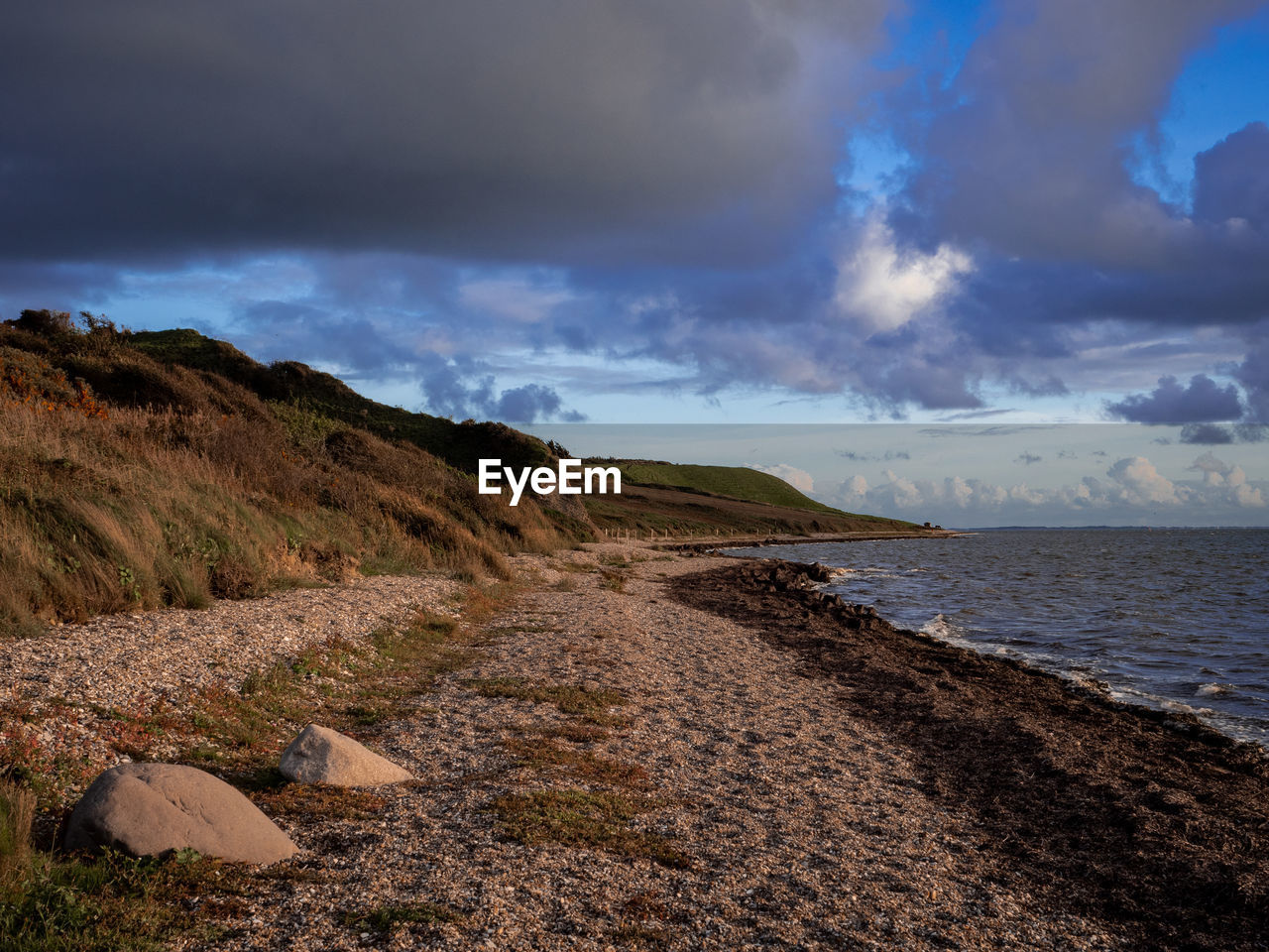 SCENIC VIEW OF SEA AND MOUNTAIN AGAINST SKY