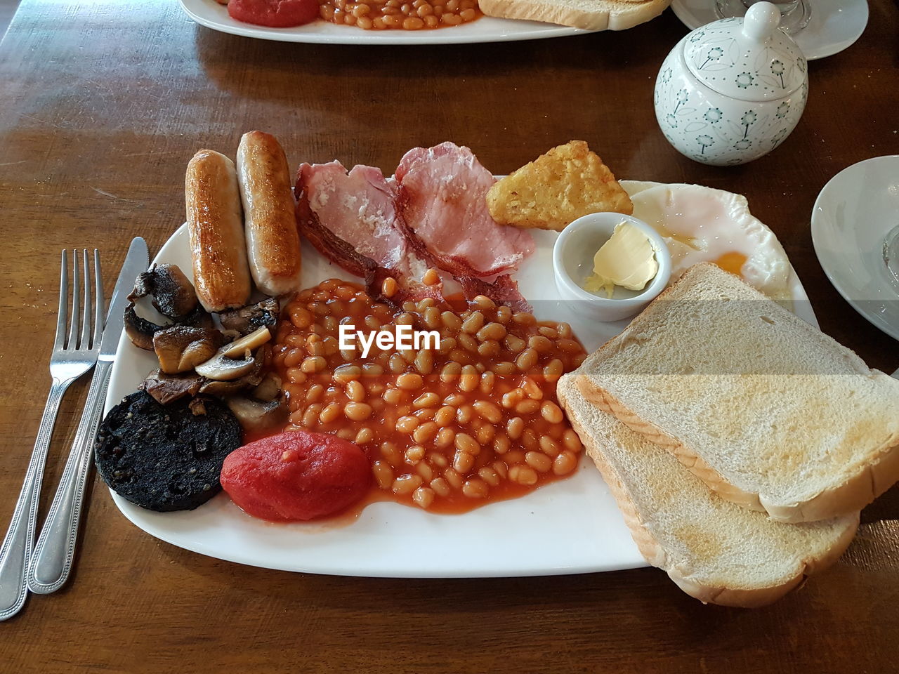 HIGH ANGLE VIEW OF BREAKFAST ON PLATE