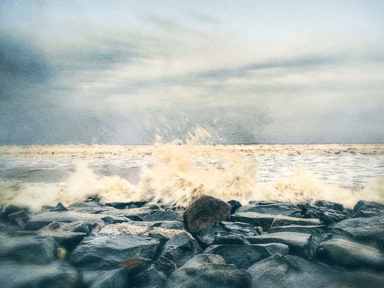 SCENIC VIEW OF SEA WAVES AGAINST CLOUDY SKY