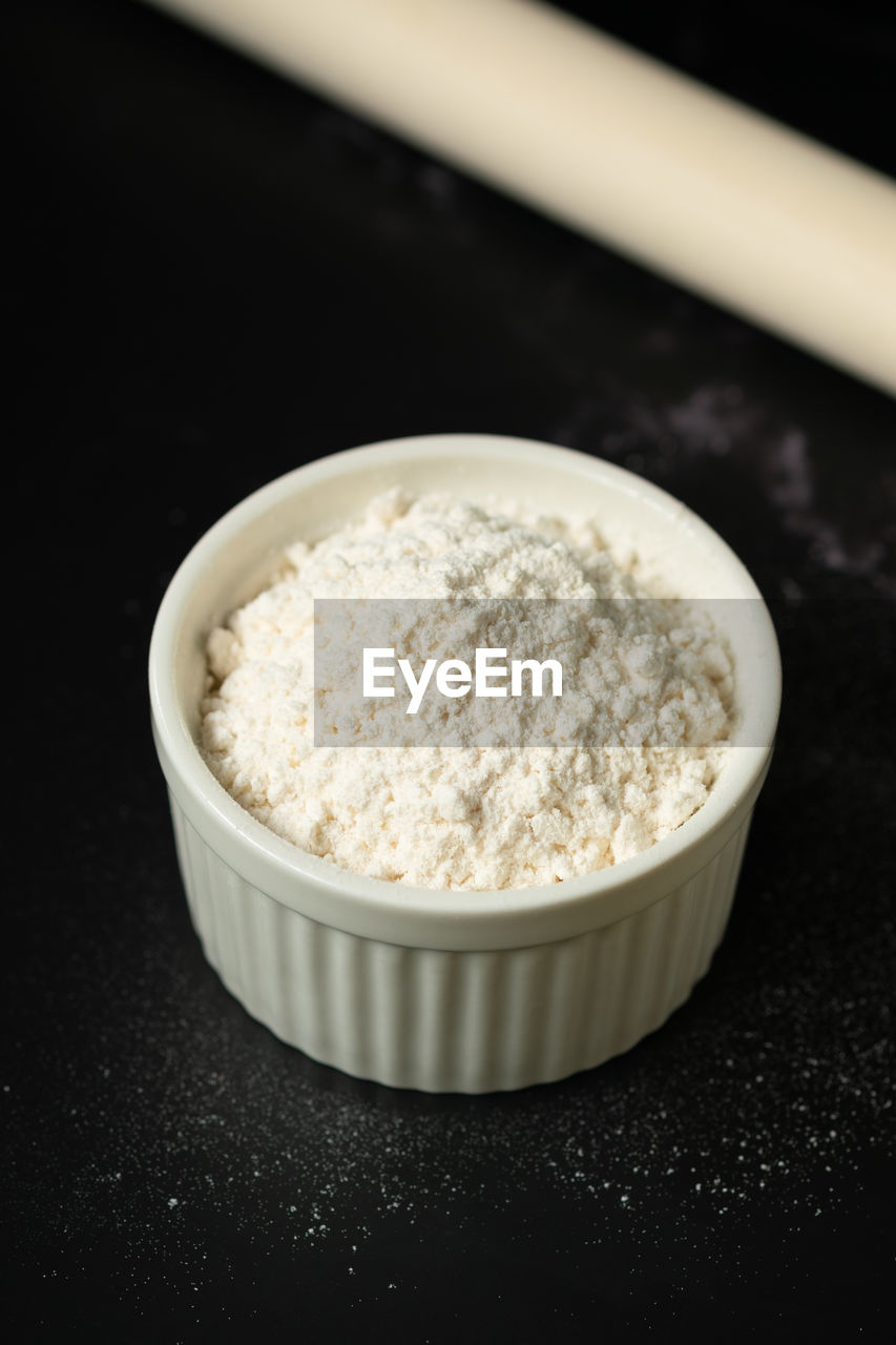 HIGH ANGLE VIEW OF RICE IN BOWL