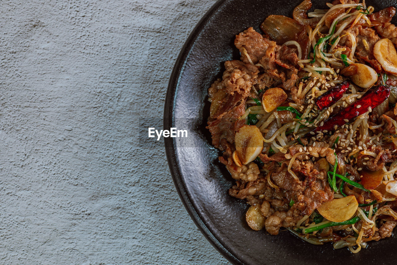 HIGH ANGLE VIEW OF FOOD IN BOWL