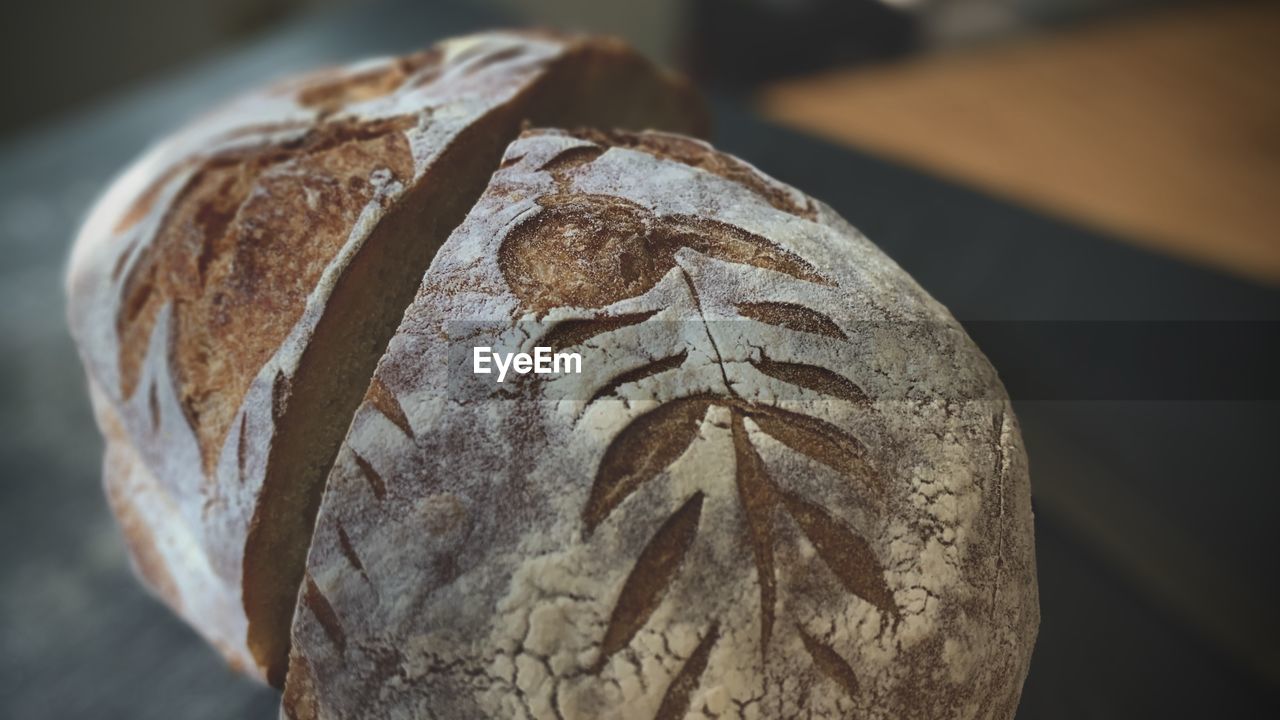 CLOSE-UP OF BREAD IN PLATE