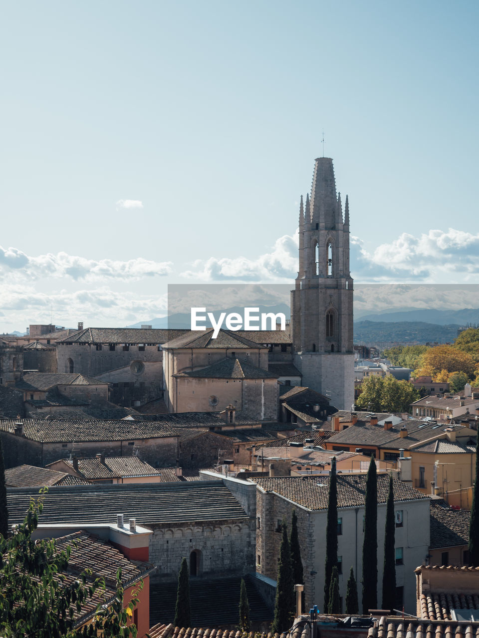 PANORAMIC VIEW OF BUILDINGS AGAINST SKY