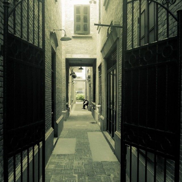 NARROW ALLEY IN CITY