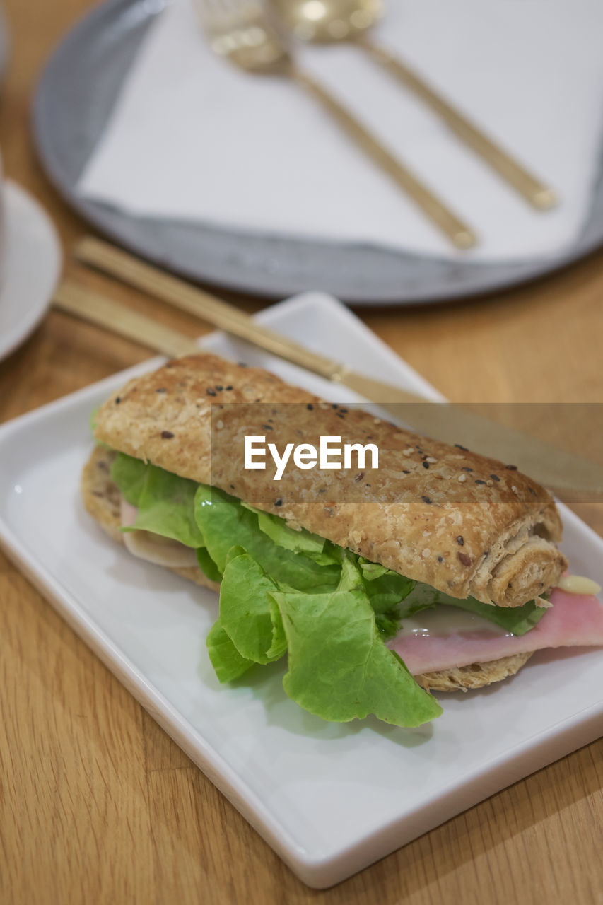 HIGH ANGLE VIEW OF BREAKFAST ON PLATE