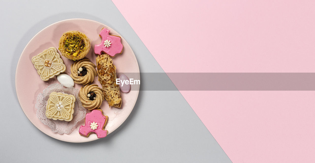 HIGH ANGLE VIEW OF PINK FLOWERS IN BOWL ON TABLE