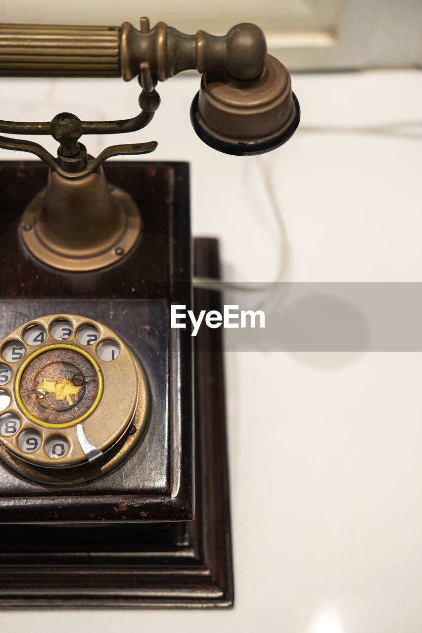 HIGH ANGLE VIEW OF OLD ELECTRIC LAMP ON SHELF