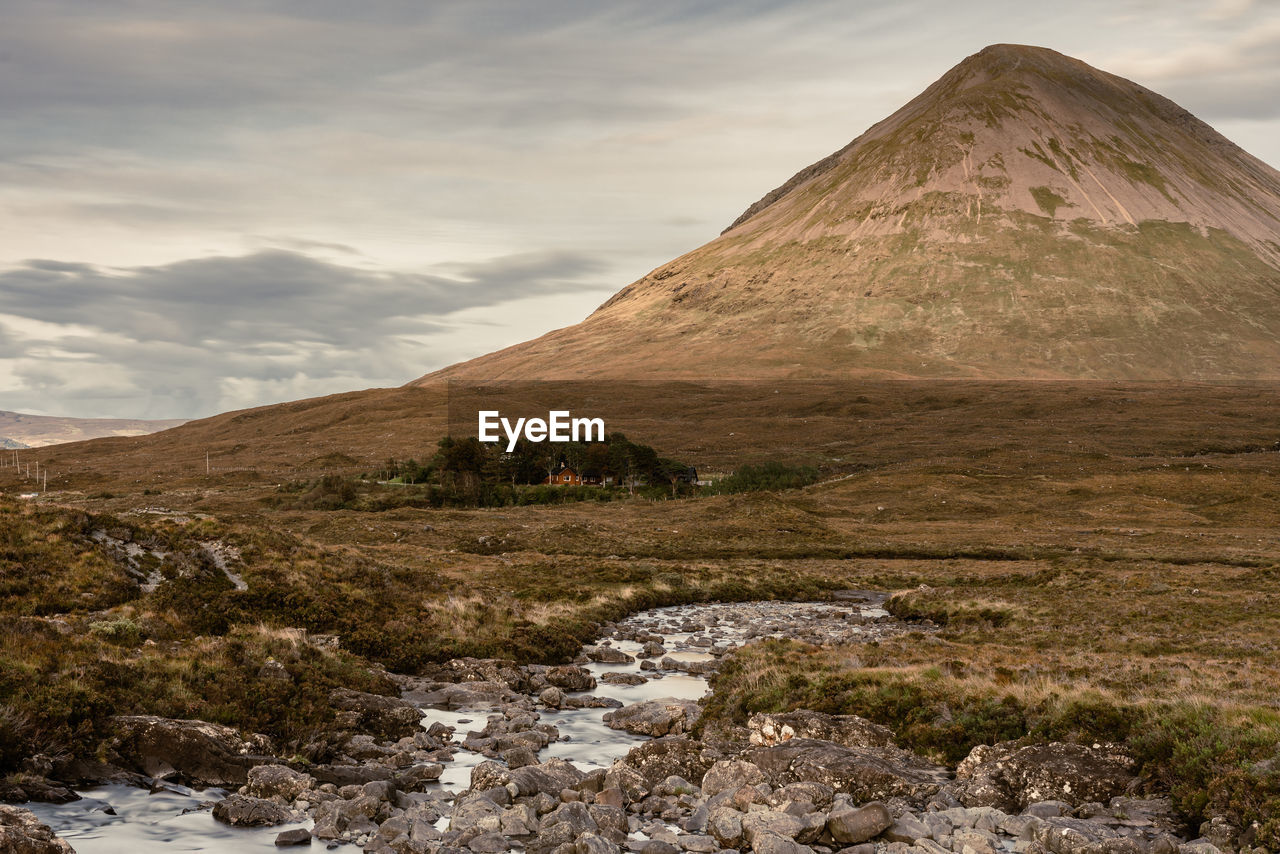 A little house inside the nothing near sligachan, september 2019