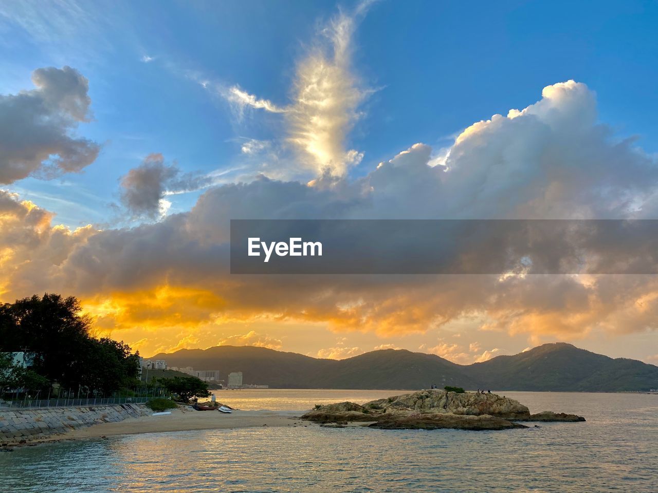 PANORAMIC VIEW OF SEA AGAINST SKY DURING SUNSET