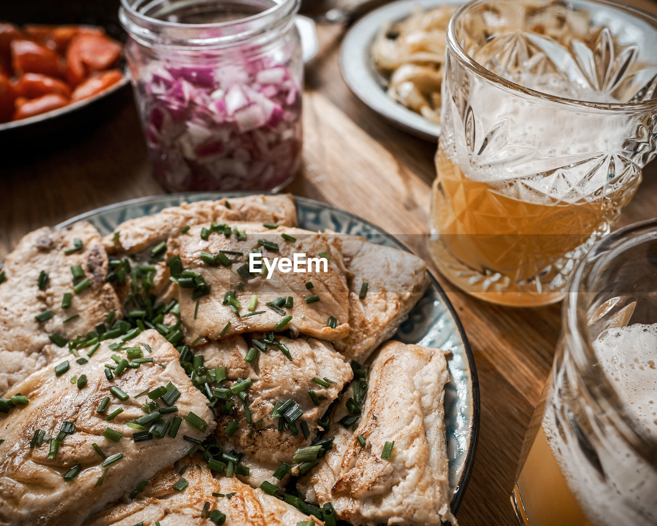 HIGH ANGLE VIEW OF DRINK IN GLASS ON TABLE