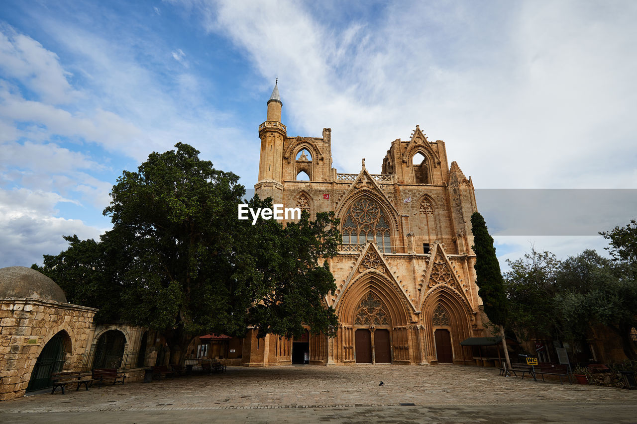 LOW ANGLE VIEW OF HISTORICAL BUILDING