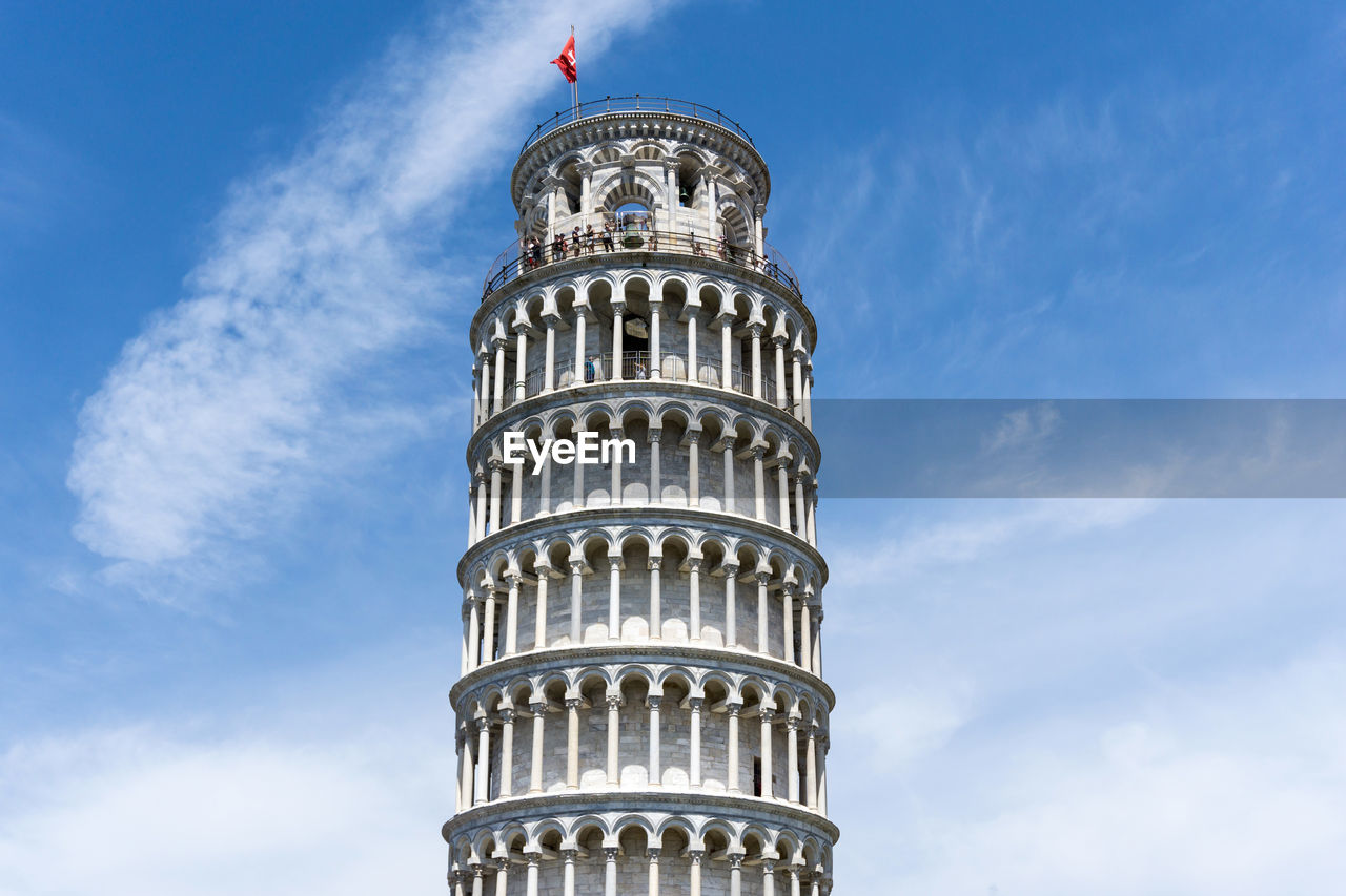 Leaning tower of pisa against sky