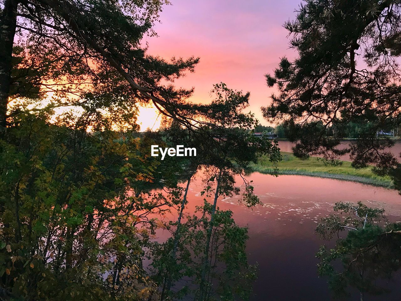 SCENIC VIEW OF LAKE AGAINST SKY DURING SUNSET