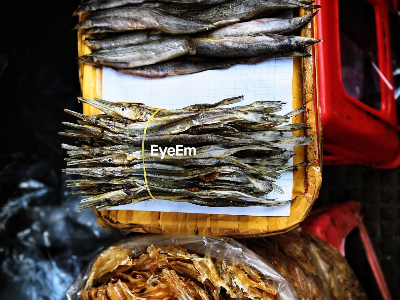 CLOSE-UP OF DEAD FISH ON ICE