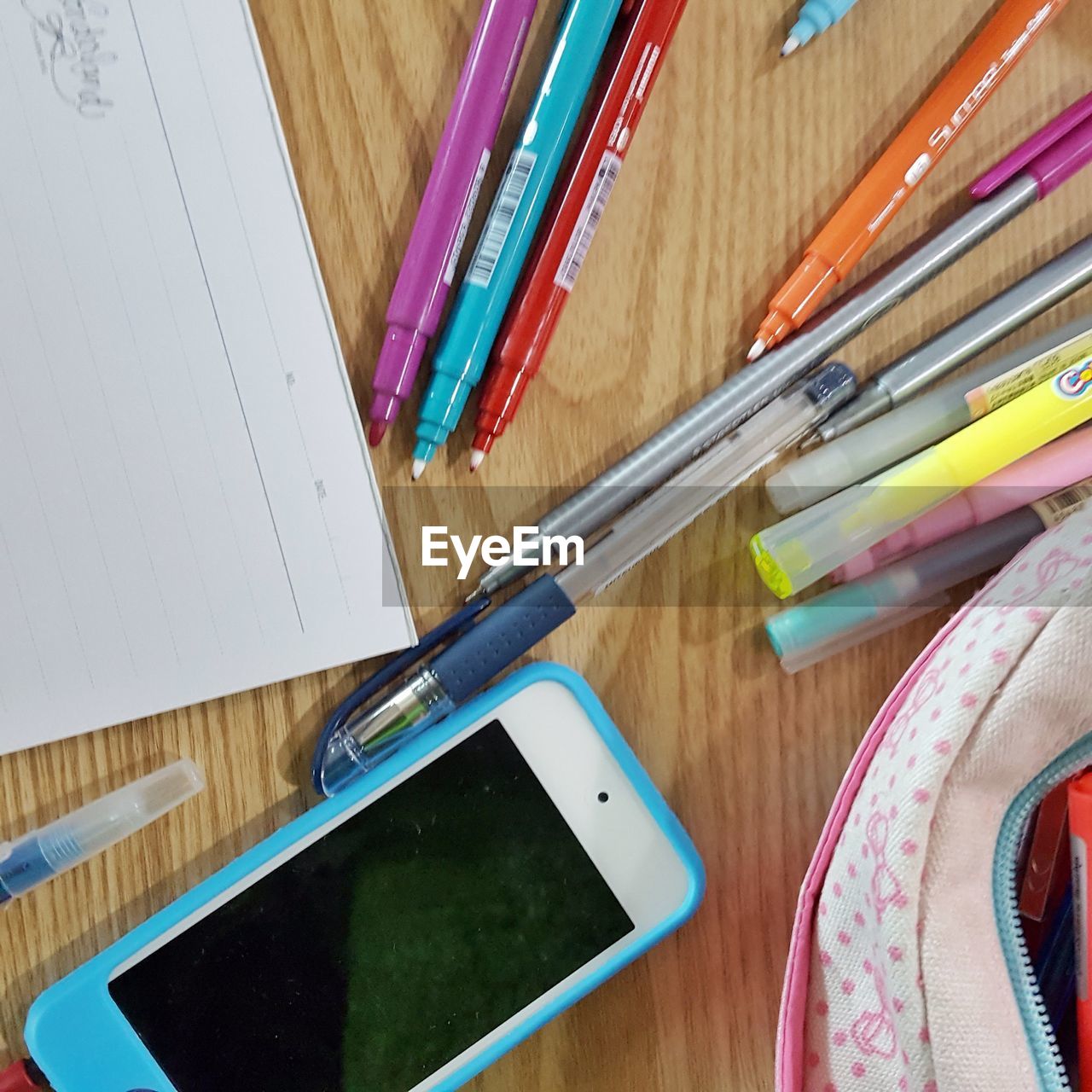 HIGH ANGLE VIEW OF PEN AND TABLE ON PAPER