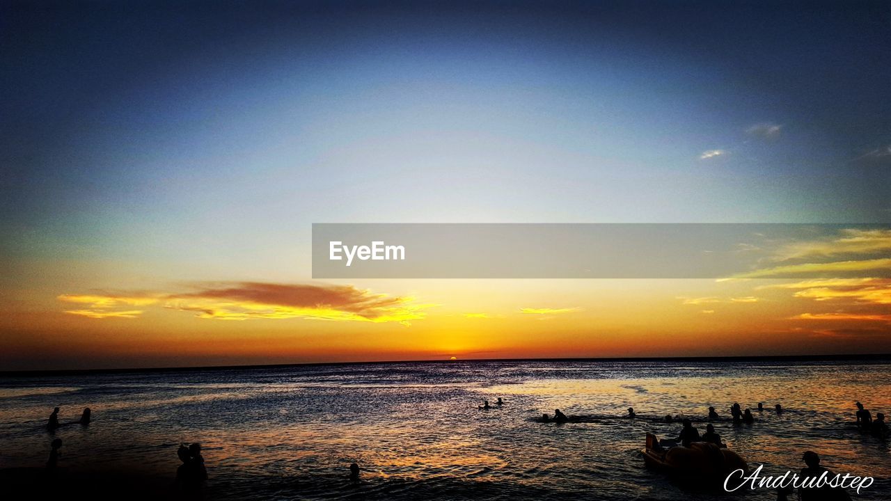 SCENIC VIEW OF SEA AGAINST SUNSET SKY