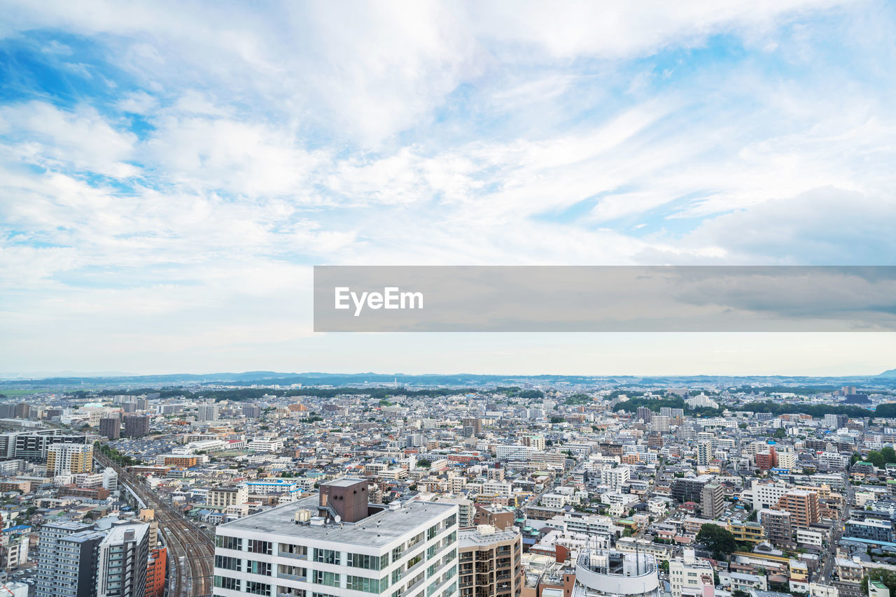 HIGH ANGLE VIEW OF BUILDINGS IN CITY