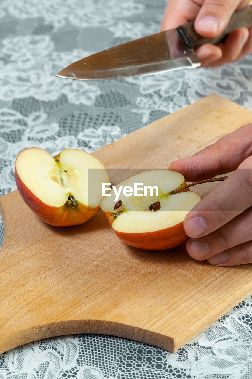 CROPPED IMAGE OF PERSON PREPARING FRUITS ON TABLE