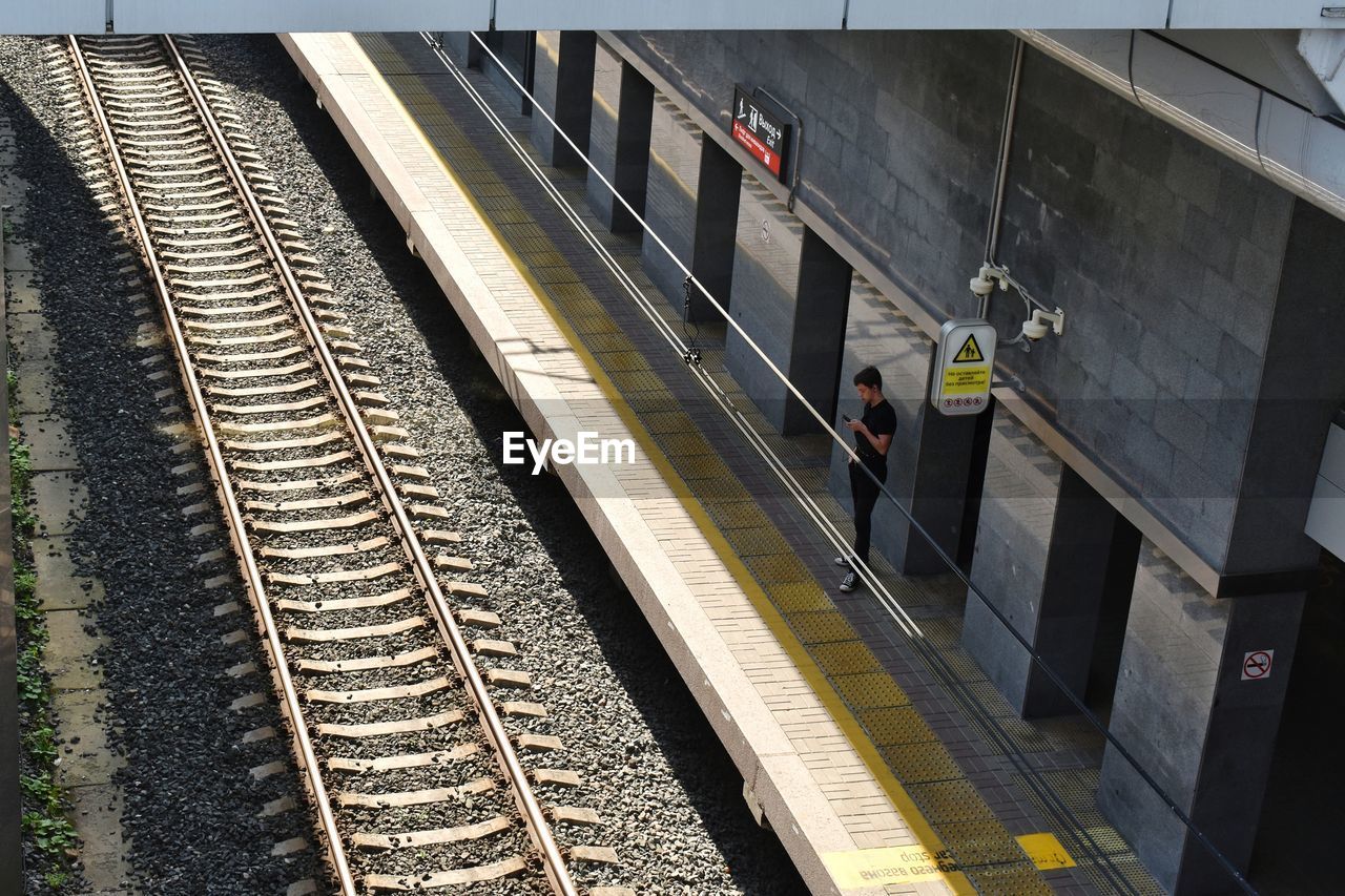 HIGH ANGLE VIEW OF TRAIN ON RAILROAD STATION