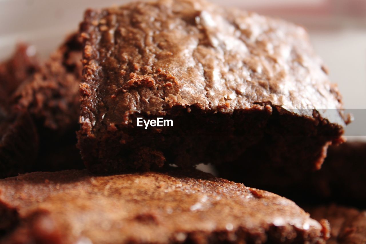 CLOSE-UP OF CAKE IN PLATE