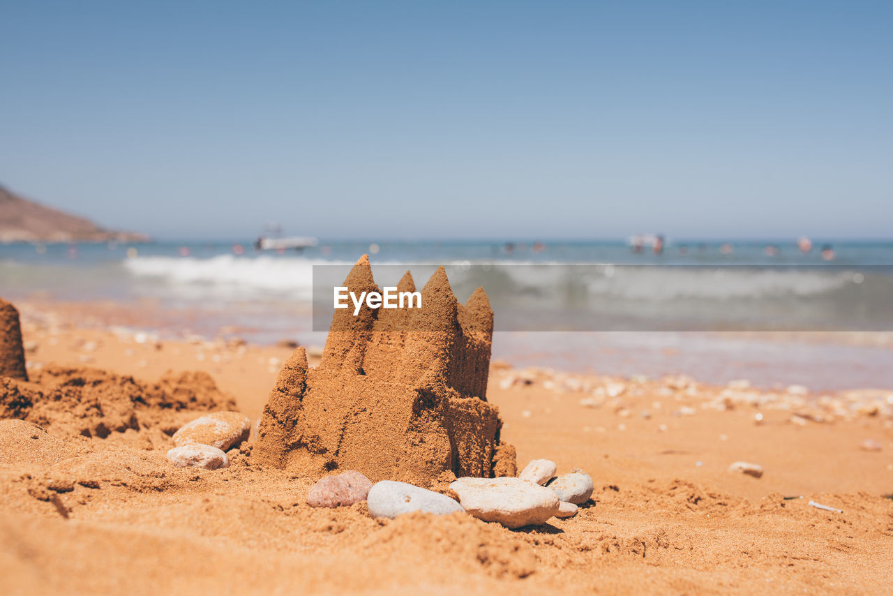 PANORAMIC VIEW OF SEA SHORE AGAINST SKY