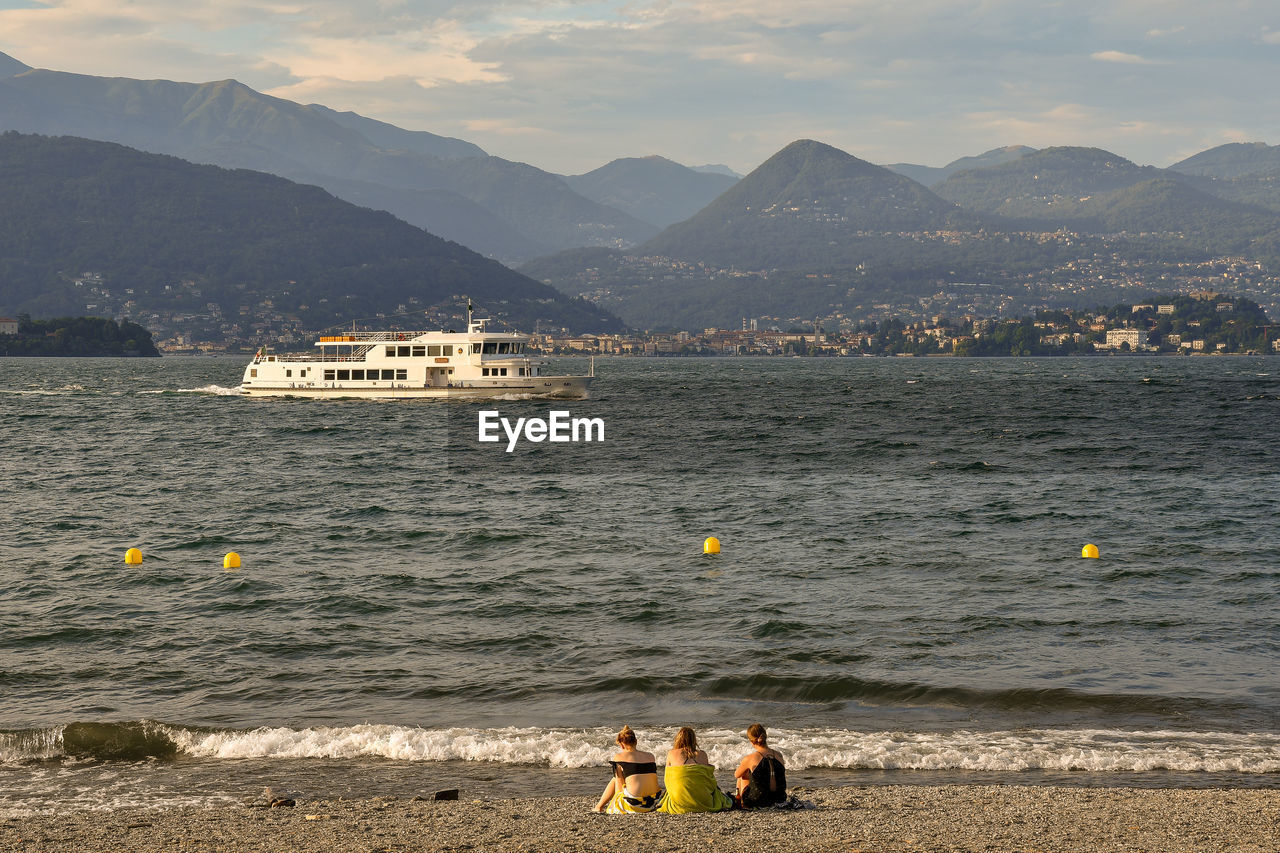 SCENIC VIEW OF SEA AGAINST MOUNTAINS