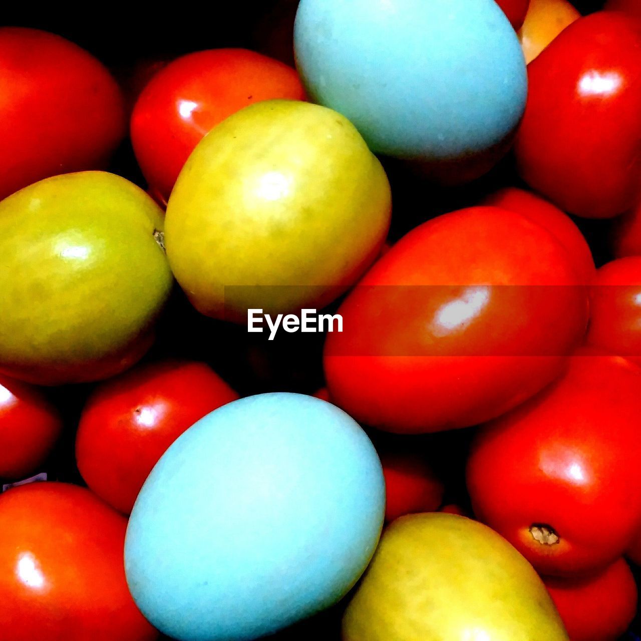 FULL FRAME SHOT OF MULTI COLORED TOMATOES