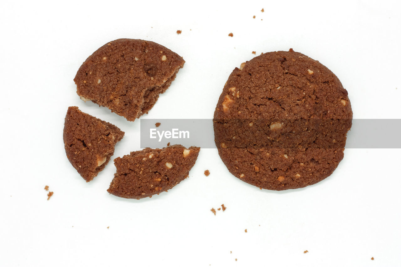 DIRECTLY ABOVE VIEW OF COOKIES IN PLATE