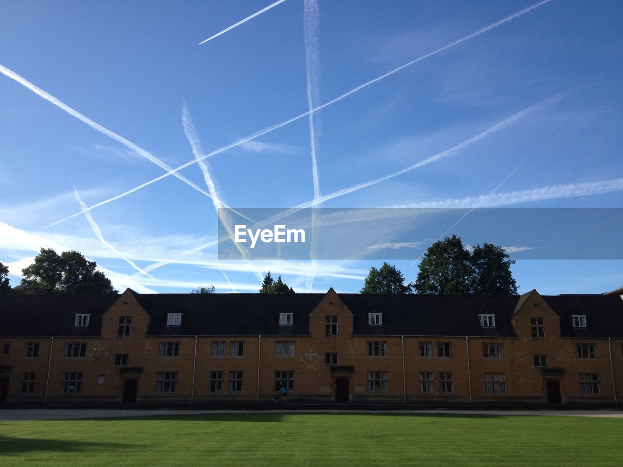 VIEW OF BUILT STRUCTURE AGAINST BLUE SKY