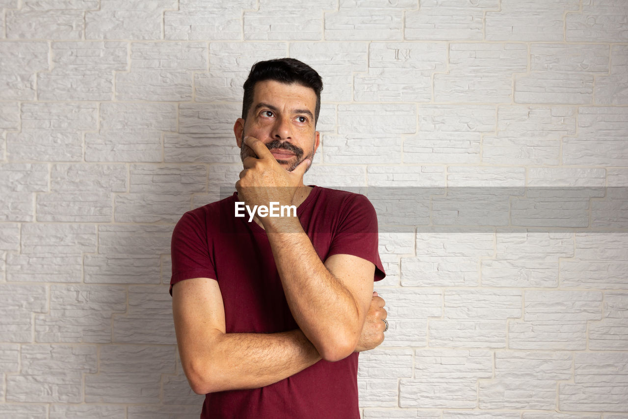 PORTRAIT OF MAN WEARING MASK AGAINST WALL