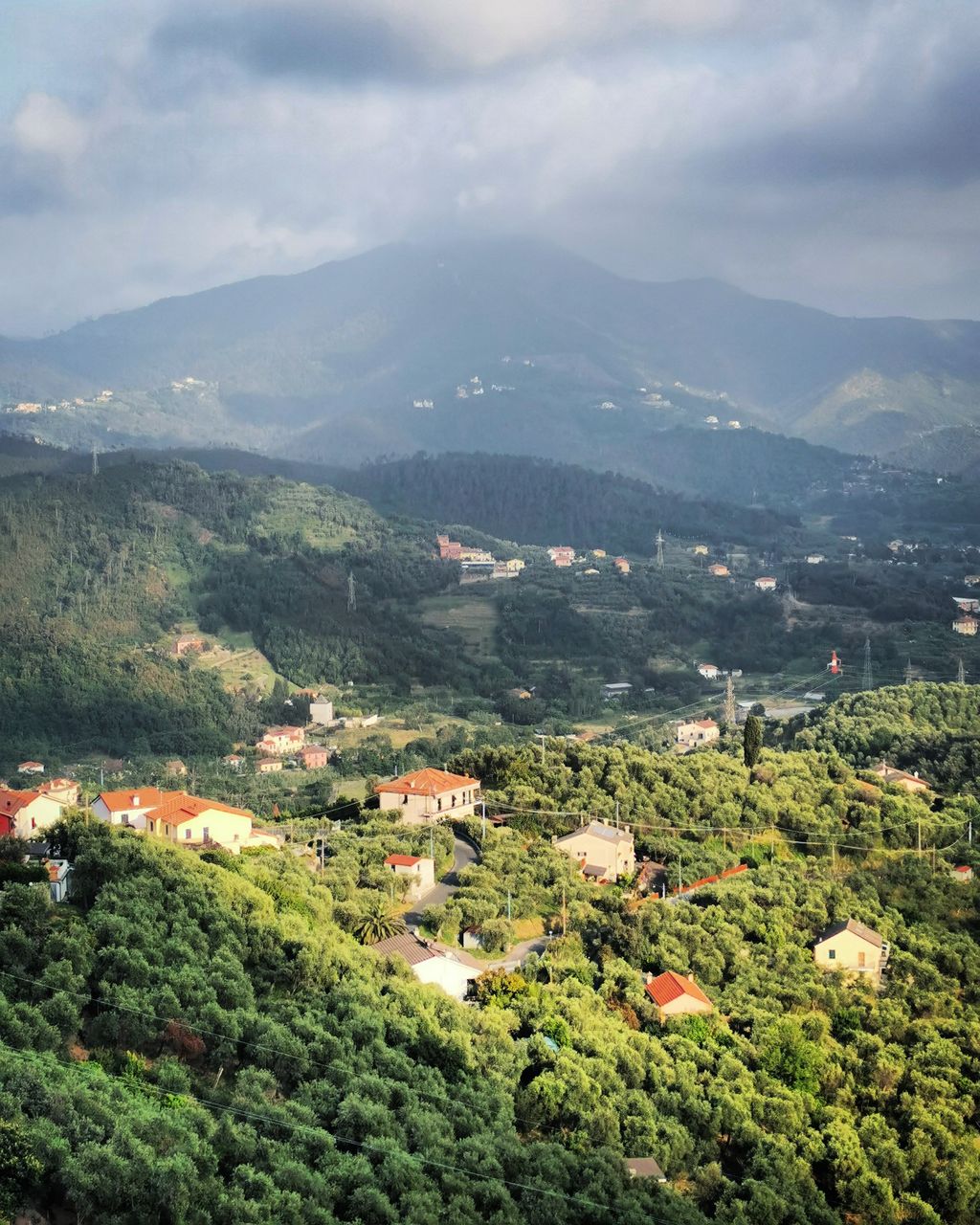 HIGH ANGLE VIEW OF TOWNSCAPE AGAINST MOUNTAIN