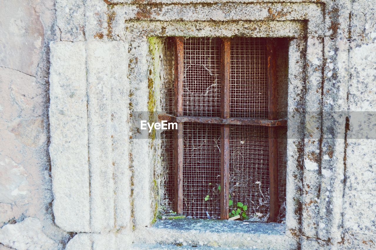 CLOSE-UP OF CLOSED WINDOW