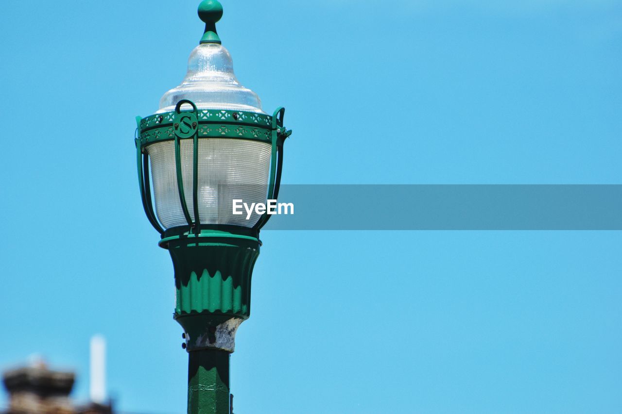 LOW ANGLE VIEW OF STREET LIGHT AGAINST CLEAR SKY