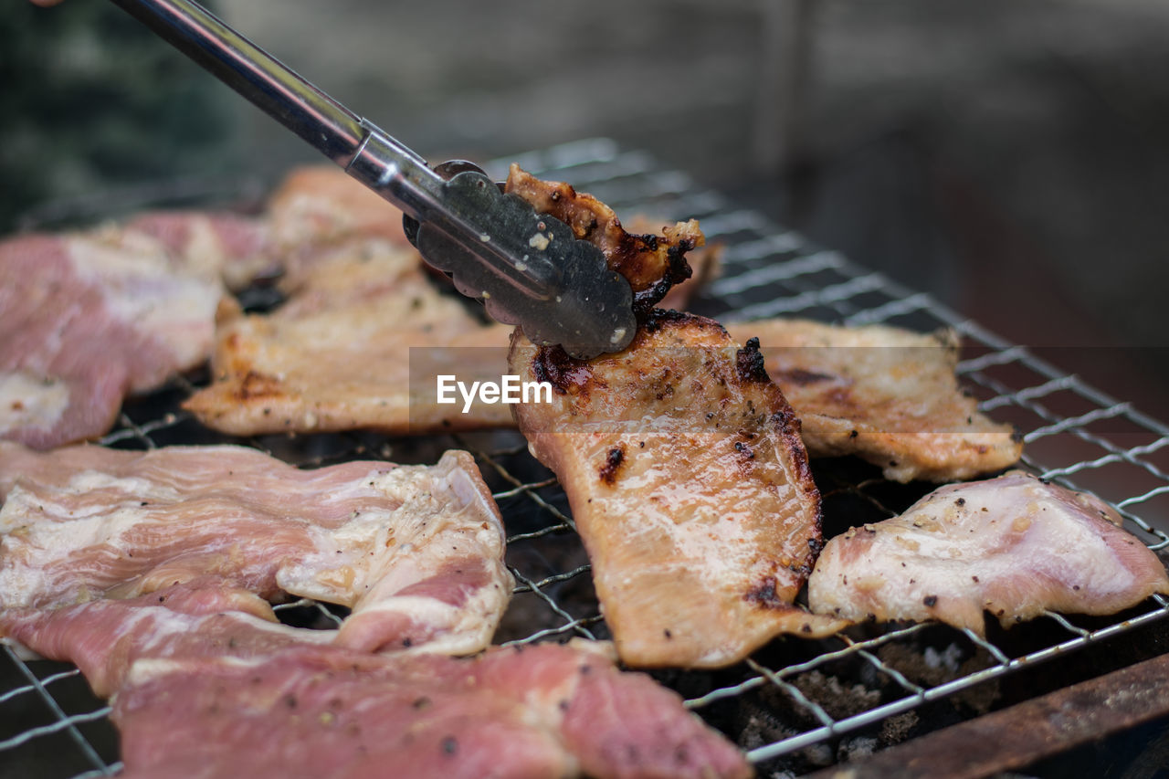CLOSE-UP OF FOOD ON BARBECUE GRILL