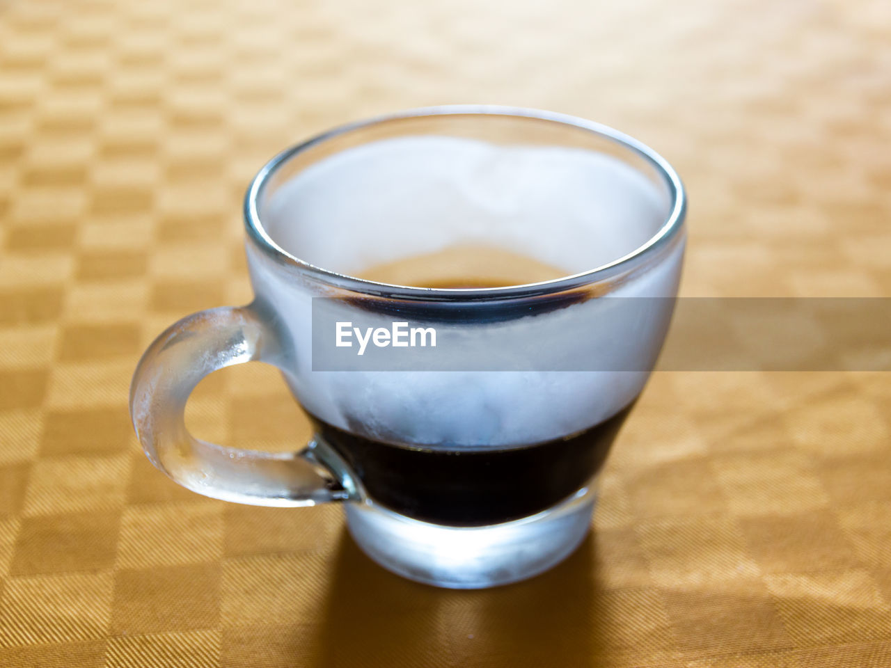 HIGH ANGLE VIEW OF COFFEE CUP ON TABLE
