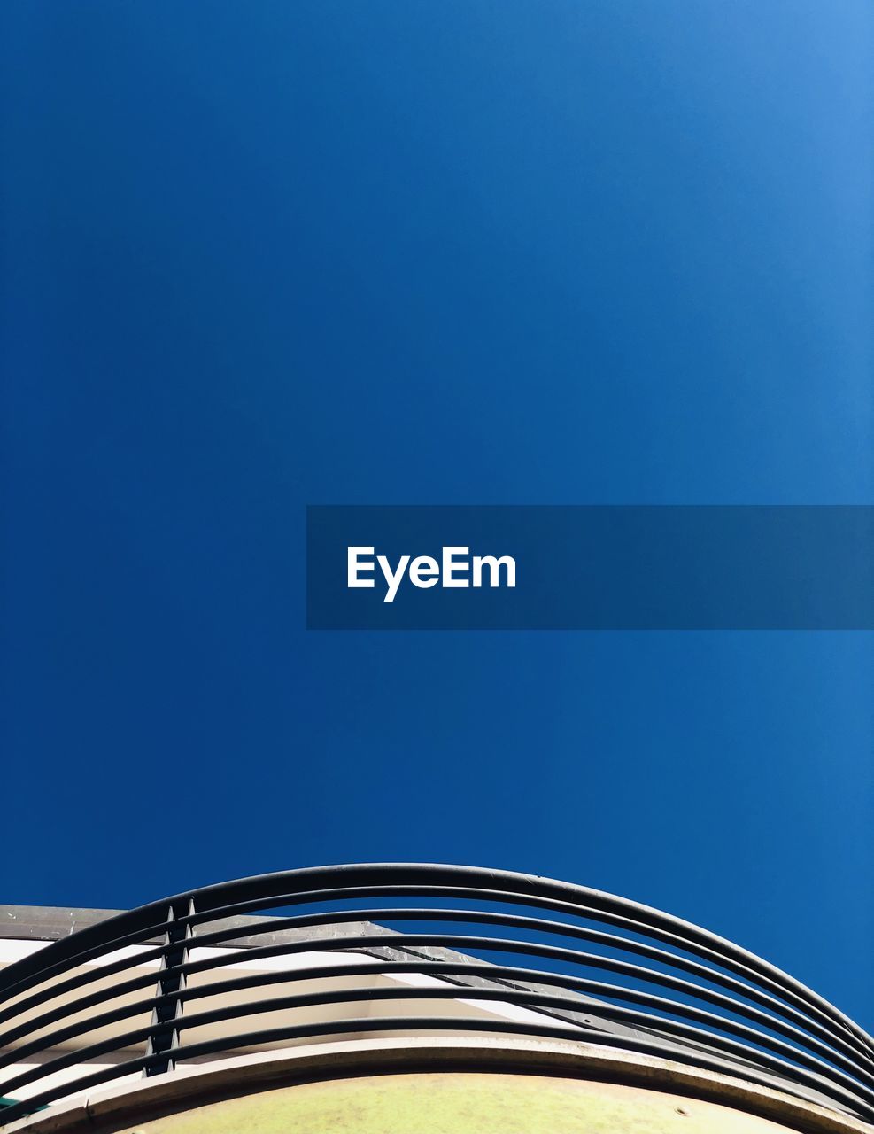 LOW ANGLE VIEW OF FERRIS WHEEL AGAINST BLUE SKY