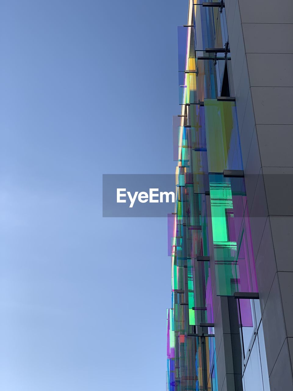 LOW ANGLE VIEW OF MODERN BUILDING AGAINST SKY