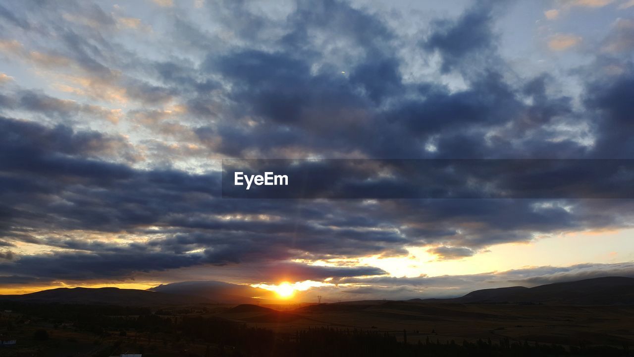 SCENIC VIEW OF DRAMATIC SKY OVER LANDSCAPE