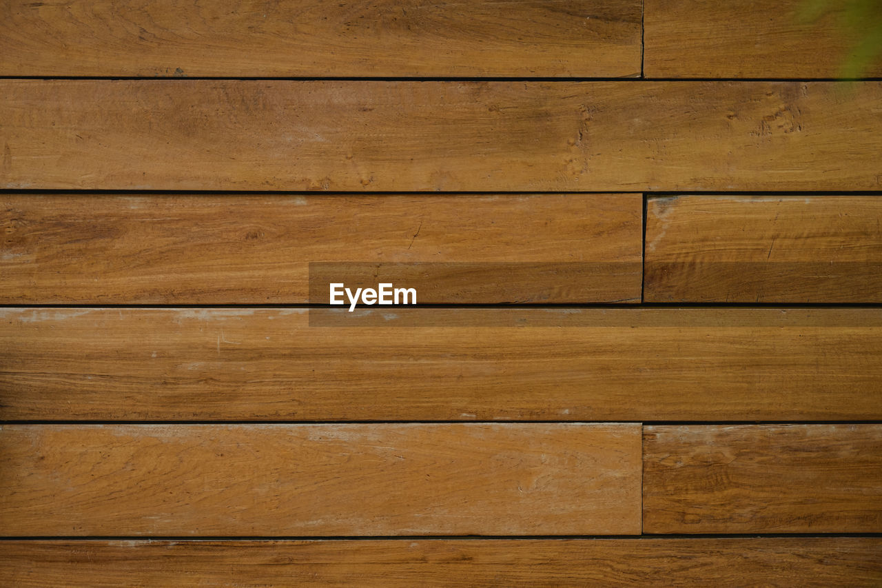 FULL FRAME SHOT OF WOODEN PLANKS