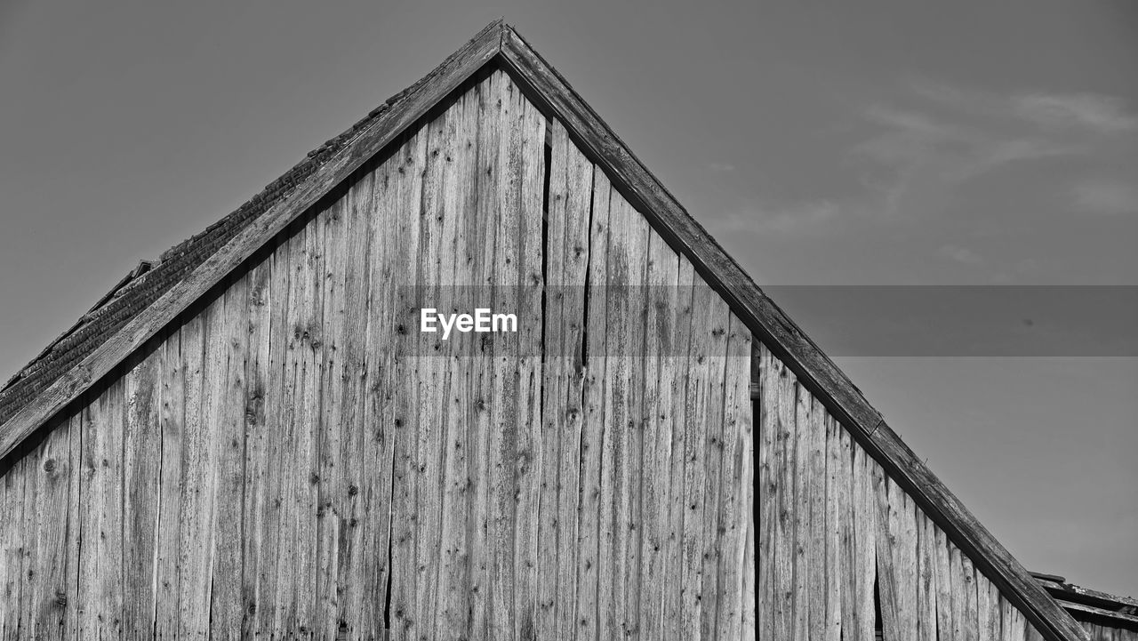 LOW ANGLE VIEW OF OLD BARN AGAINST SKY